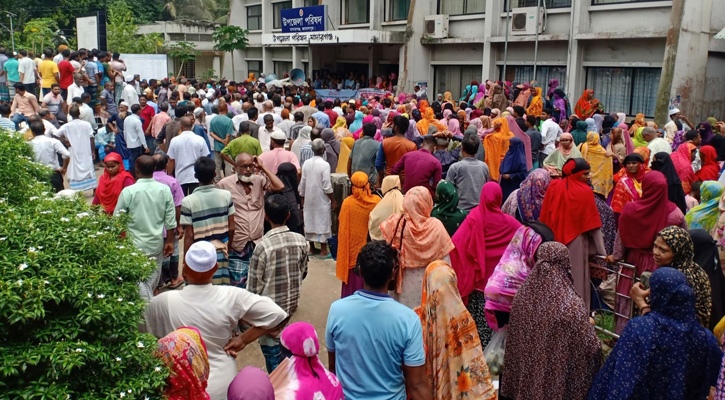 সমবায় সমিতির টাকা উদ্ধারের দাবিতে মাদারগঞ্জ উপজেলা পরিষদ ঘেরাও