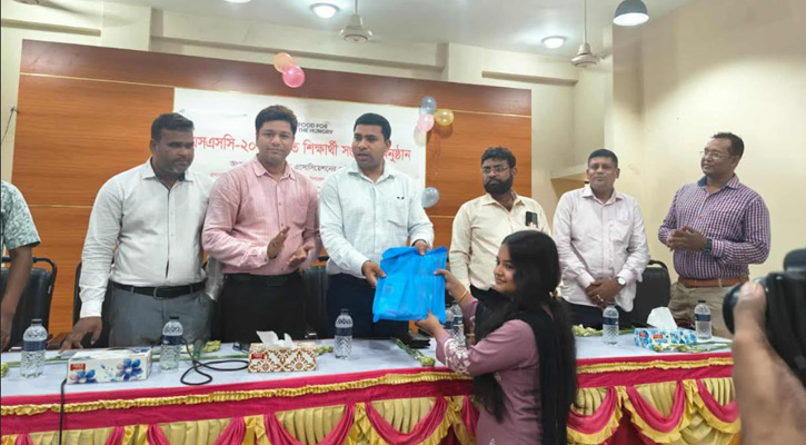 তানোরে এফএইচ-এর উদ্যোগে কৃতি শিক্ষার্থীদের সংবর্ধনা