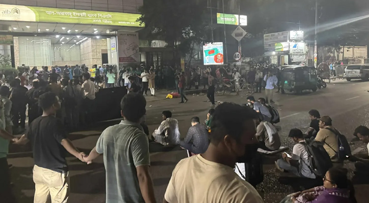 বাংলামোটরে ৪৩তম বিসিএস নন-ক্যাডার চাকরিপ্রার্থীদের সড়ক অবরোধ