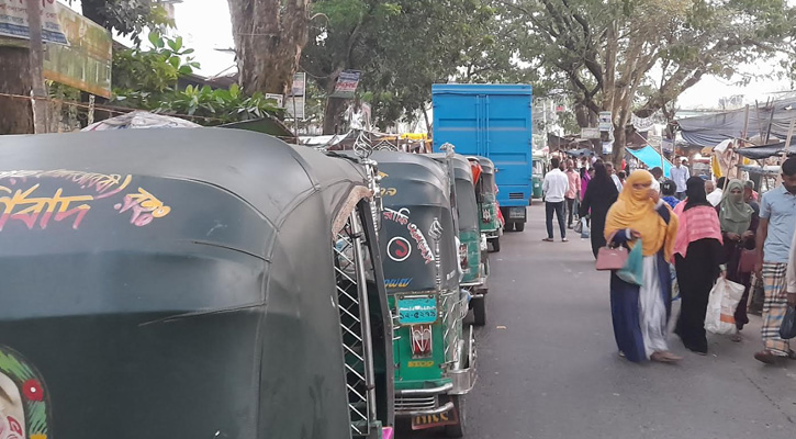 বোয়ালখালী শাকপুরায় ট্রাক-কাভার্ড ভ্যানের দাপট, অতিষ্ঠ জনজীবন