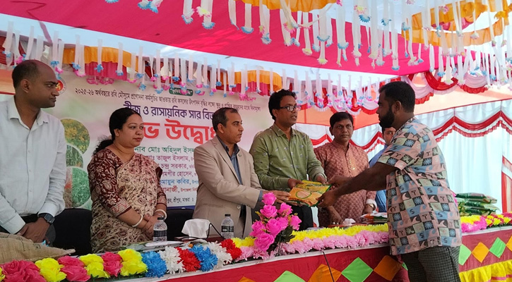 শ্রীপুরে কৃষকের মাঝে প্রণোদনার সার ও বীজ বিতরণ