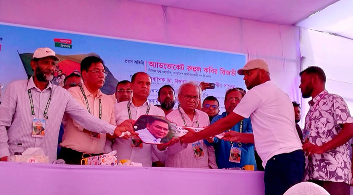 জামালপুরে শহীদ ও আহতদের চিকিৎসা সহায়তা ও অটোরিকশা প্রদান