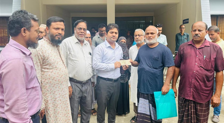 উজিরপুরে অগ্নিকাণ্ডে ক্ষতিগ্রস্ত ১০ দোকান মালিককে ঢেউটিন ও নগদ অর্থ প্রদান