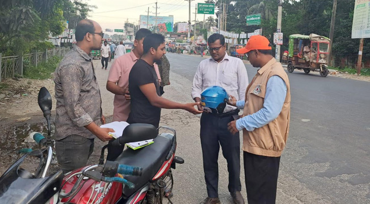 লক্ষ্মীপুরে মটরসাইকেল চালকদের মাঝে হেলমেট বিতরণ
