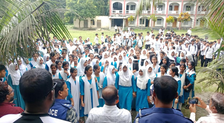 সিংগাইরে শ্রেণিকক্ষে ঢুকে শিক্ষককে মারধর, বিচারের দাবিতে শিক্ষার্থীদের বিক্ষোভ