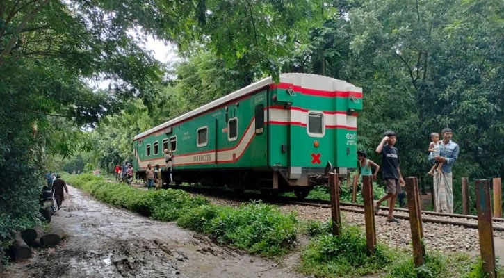 বোয়ালখালীতে বগি ফেলে ঢাকায় গেল কক্সবাজার এক্সপ্রেস