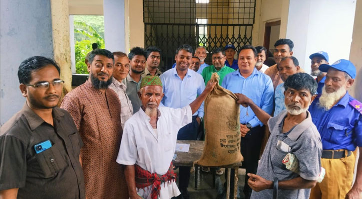 হাতিয়ায় অস্বাভাবিক জোয়ারে ক্ষতিগ্রস্ত ২৫০ পরিবারের মাঝে চাল বিতরণ