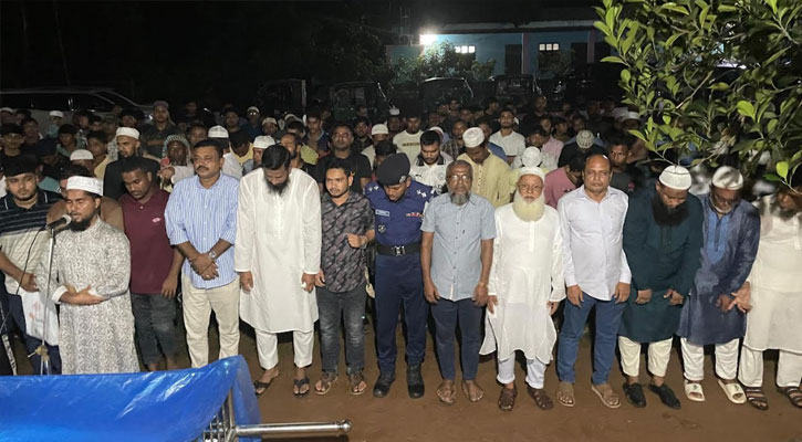 মুরাদনগরে প্যারোলে মুক্তি নিয়ে মায়ের জানাজায় অংশ নিলেন কারাবন্দি ছাত্রদল নেতা