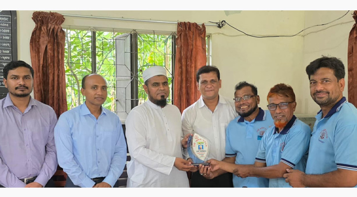 মুকসুদপুর প্রেসক্লাবের পক্ষ থেকে জেলা প্রশাসককে সম্মাননা ক্রেস্ট প্রদান