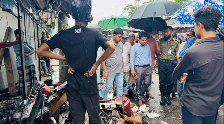 লক্ষ্মীপুরে আগুনে ১১ ব্যবসায়ী ক্ষতিগ্রস্ত, সহযোগিতার আশ্বাস উপজেলা প্রশাসনের