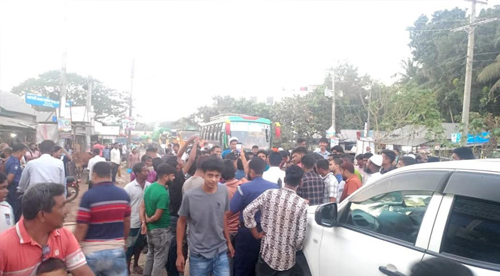 ফরিদপুরে বাসস্টাফদের অসদাচরণের প্রতিবাদে শিক্ষার্থীদের সড়ক অবরোধ