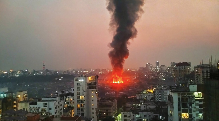 ৩০ মিনিট পার হয়ে গেলেও  ফায়ার সার্ভিস পৌঁছাতে পারেনি