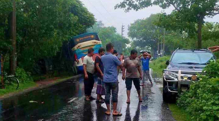 উপজেলা নির্বাহী কর্মকর্তার সরকারি গাড়ির সঙ্গে যাত্রীবাহী বাসের সংঘর্ষ