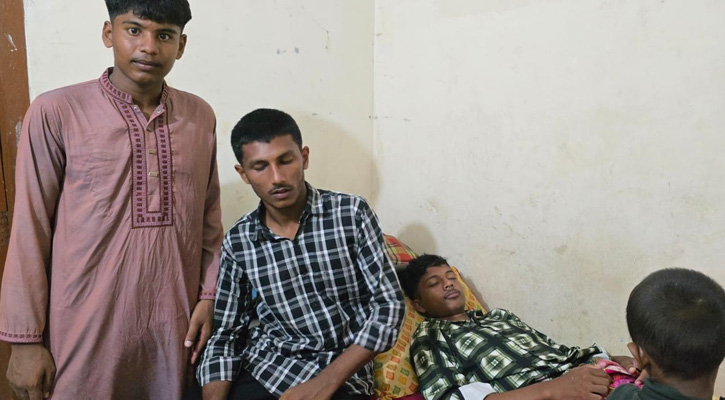 বাউফলে ফুটবল খেলাকে কেন্দ্র করে শিক্ষার্থীকে ছুরিকাঘাত, পুলিশসহ আহত ২