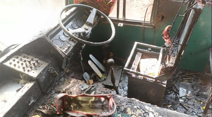 যশোরে দুর্বৃত্তদের আগুনে বাস ভস্মীভূত