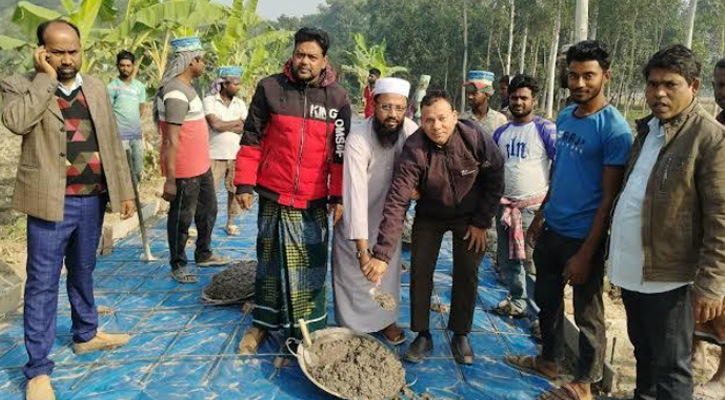 মান্দায় আরসিসি ঢালাই রাস্তার নির্মাণ কাজের উদ্বোধন