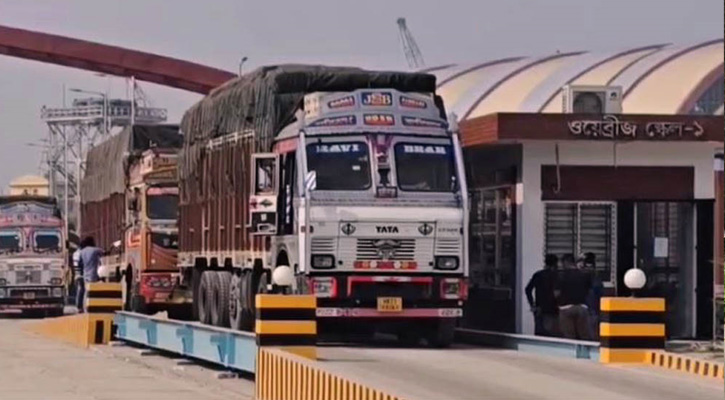 শাটডাউন কর্মসূচি প্রত্যাহারে কর্মচাঞ্চল্যে মুখর বেনাপোল বন্দর এলাকা