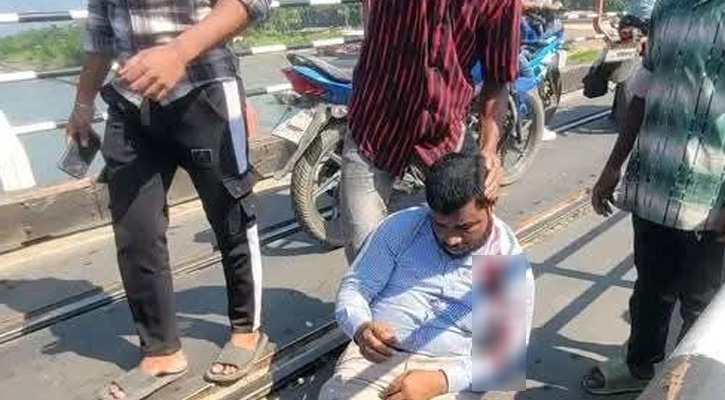 বোয়ালখালীতে ট্রেন থেকে পড়ে রেল কর্মকর্তা আহত