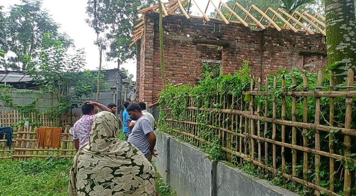 পীরগঞ্জে পৌর নিয়ম উপেক্ষা করে বাড়ি নির্মাণ, প্রতিবাদ করায় হুমকি