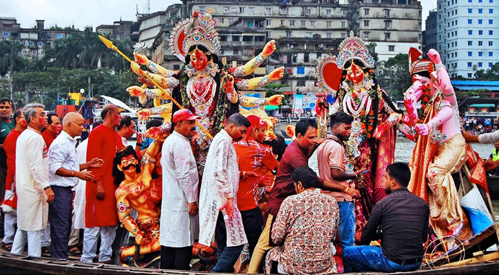 বিসর্জনের মধ্য দিয়ে সমাপ্ত হলো শারদীয় দুর্গোৎসব