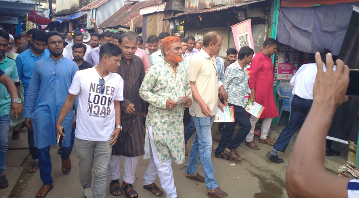 মধ্যনগরে আনিসুল হকের গণসংযোগ ও ৩১ দফা প্রচারে লিফলেট বিতরণ
