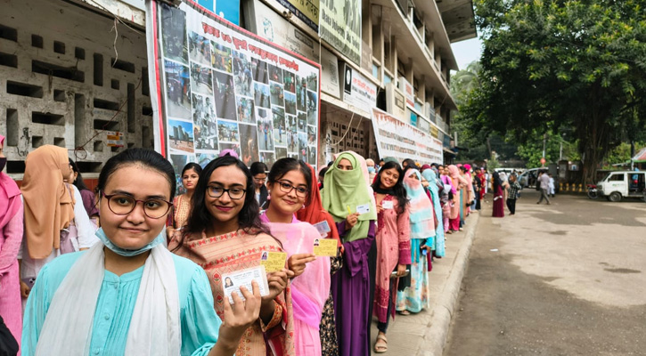 ৩ ঘণ্টায় টিএসসিতে পড়ল ৩৫ শতাংশ ভোট