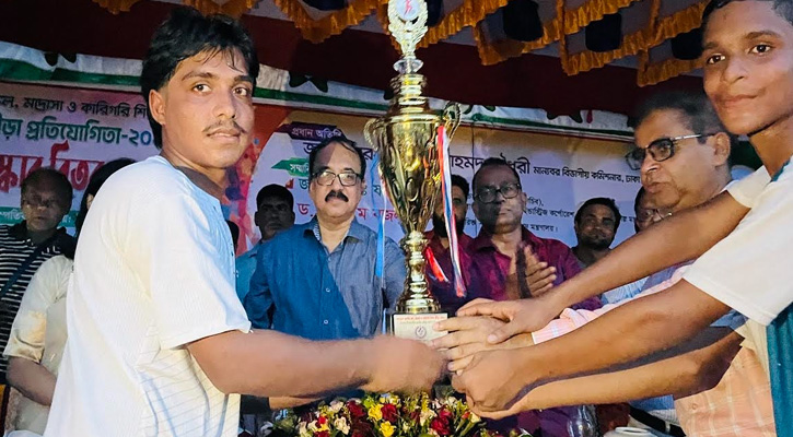 সদরপুরে ক্রীড়া প্রতিযোগিতার পুরস্কার বিতরণ করলেন ঢাকা বিভাগীয় কমিশনার