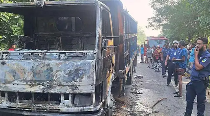 পদ্মা সেতুর সামনে এক্সপ্রেসওয়ে অবরোধ করে ট্রাকে আগুন, ককটেল বিস্ফোরণ