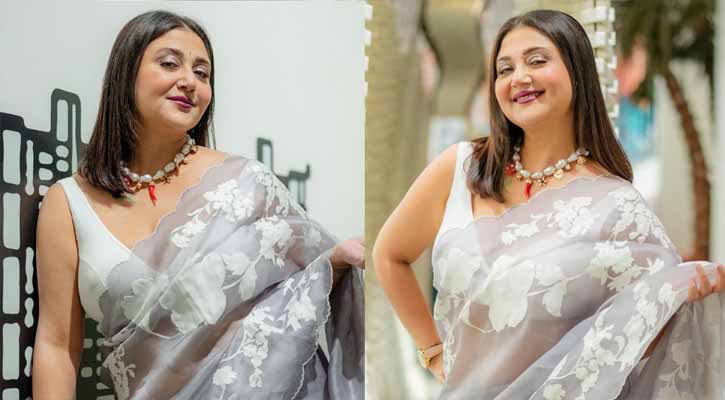 শাড়িতে মুগ্ধতা ছড়ালেন স্বস্তিকা