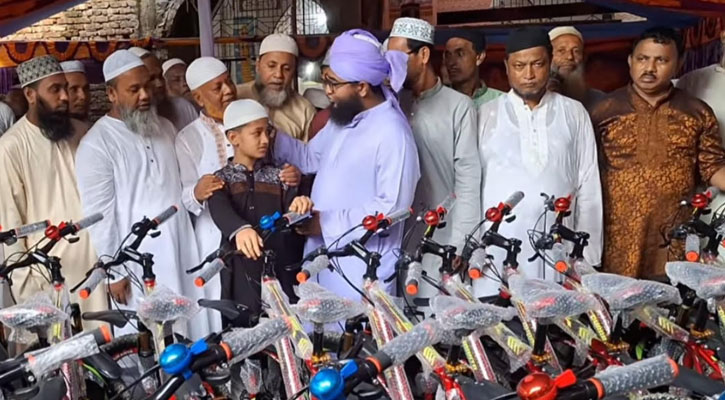 ফরিদগঞ্জে টানা ৪০ দিন জামাতে নামাজ পড়ে বাইসাইকেল পেল শিশু-কিশোররা