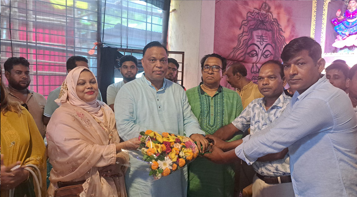 রাজবাড়ীতে বিএনপি নেতা আসলাম মিয়ার পূজা মণ্ডপ পরিদর্শন