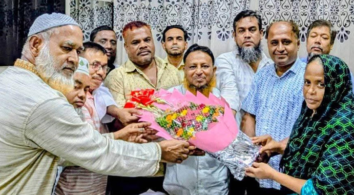চিতলমারীর নবাগত ওসিকে ব্যবসায়ীদের ফুলেল শুভেচ্ছা