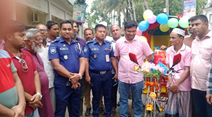 কেন্দুয়ায় পুলিশের মানবিক উদ্যোগে অসহায় যুবক পেল নতুন রিকশা