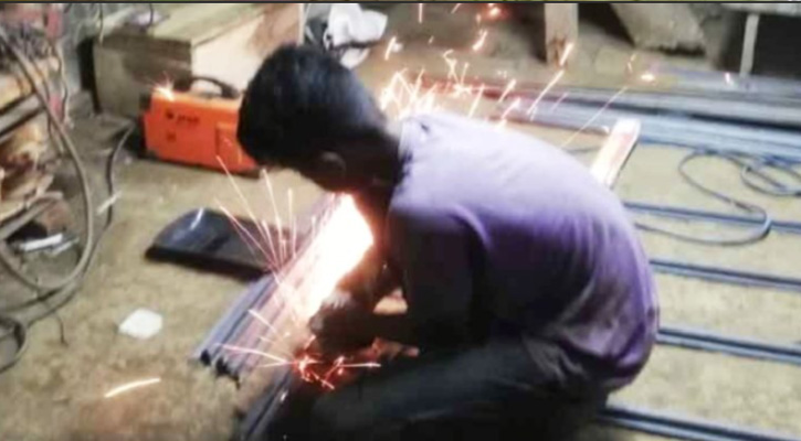 তানোরে যত্রতত্র অবৈধ ওয়েল্ডিং কারখানা, স্বাস্থ্যঝুঁকিতে জনসাধারণ