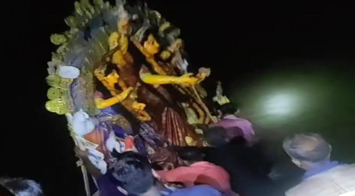 প্রতিমা বিসর্জন আর বিষাদের সুরে শেষ হলো শারদীয় দুর্গোৎসব