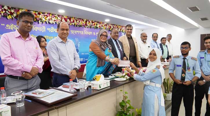 হামদর্দ পাবলিক কলেজের এইচএসসি পরীক্ষার্থীদের বিদায়, প্রবেশপত্র বিতরণ ও দোয়া অনুষ্ঠিত