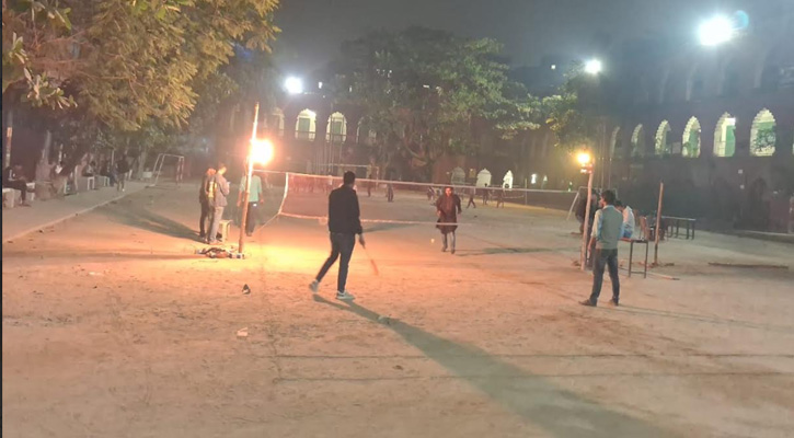 শীতের আগমনে বিভিন্ন খেলাধুলার উচ্ছ্বাসে মেতেছে কবি নজরুল কলেজের শিক্ষার্থীরা