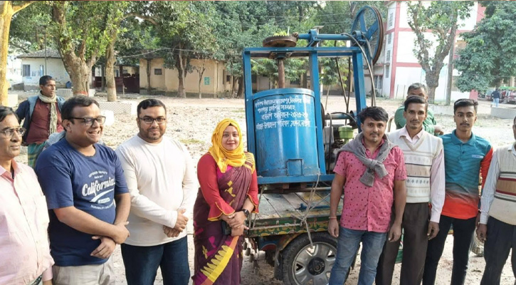 মান্দায় কুমার পল্লীর কারিগরদের হাতে দুটি মাটি মিক্সার মেশিন হস্তান্তর
