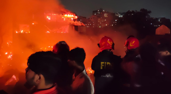 ৪০ মিনিট পর ঘটনাস্থলে ফায়ার সার্ভিস, আগুন নিয়ন্ত্রণে ১৬ ইউনিট