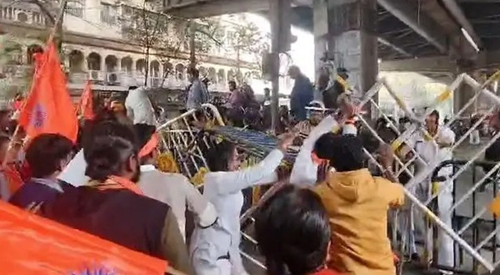কলকাতায় হাইকমিশনের সামনে হিন্দুত্ববাদীদের বিক্ষোভ, সংঘর্ষ
