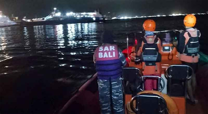 ইন্দোনেশিয়ার বালির উপকূলে ফেরিডুবি, নিখোঁজ ৪৩