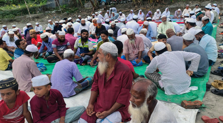 ভোলায় নদী ভাঙ্গন থেকে রক্ষা পেতে এলাকাবাসীর কোরআন খতমের আয়োজন
