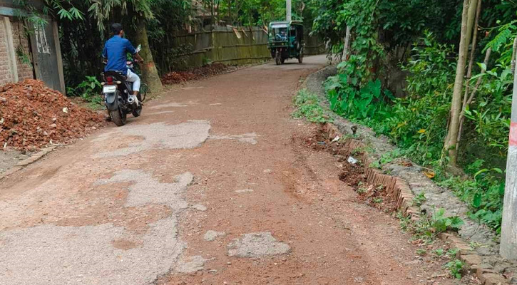 চাখার-মীরেরহাট সড়ক সংস্কারে চরম ধীরগতি, ভোগান্তিতে হাজারো মানুষ