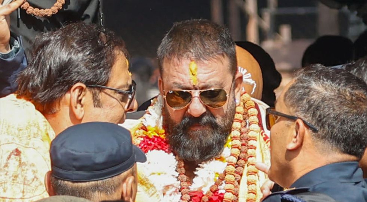 তোয়াক্কা না করেই নেপাল পাড়ি দিলেন সঞ্জয় দত্ত