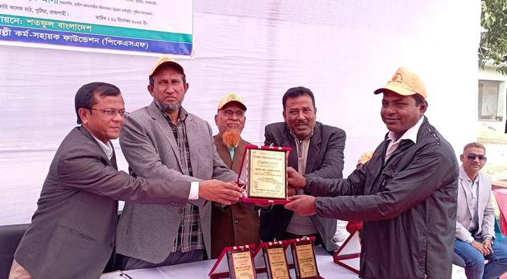 পুঠিয়ায় সাংবাদিকসহ গুণী ব্যক্তিদের সম্মাননা স্মারক প্রদান