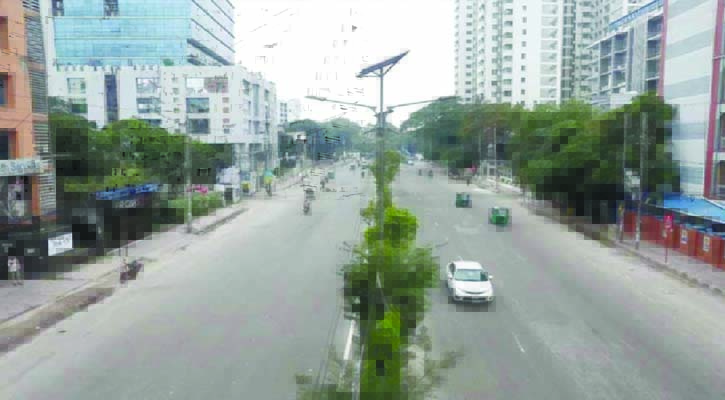 রাজধানীর সড়কগুলো প্রায় ফাঁকা, গণপরিবহনও সীমিত