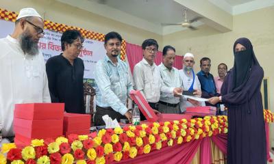 জুড়ীতে শ্রেষ্ঠ শিক্ষার্থীদের ক্রেস্ট ও সার্টিফিকেট প্রদান