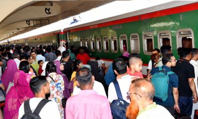 ঈদযাত্রা: বাস টার্মিনাল ও রেল স্টেশনে ঘরমুখো মানুষের ঢল