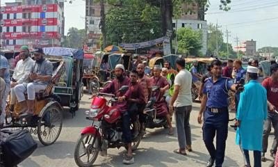 সিরাজগঞ্জে ট্রাফিক অব্যবস্থাপনা জনদুর্ভোগ চরমে সরকার হারাচ্ছে রাজস্ব
