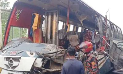 দিনাজপুরে দাঁড়িয়ে থাকা ট্রাকে  বাসের ধাক্কা, প্রাণ গেল ৫ জনের